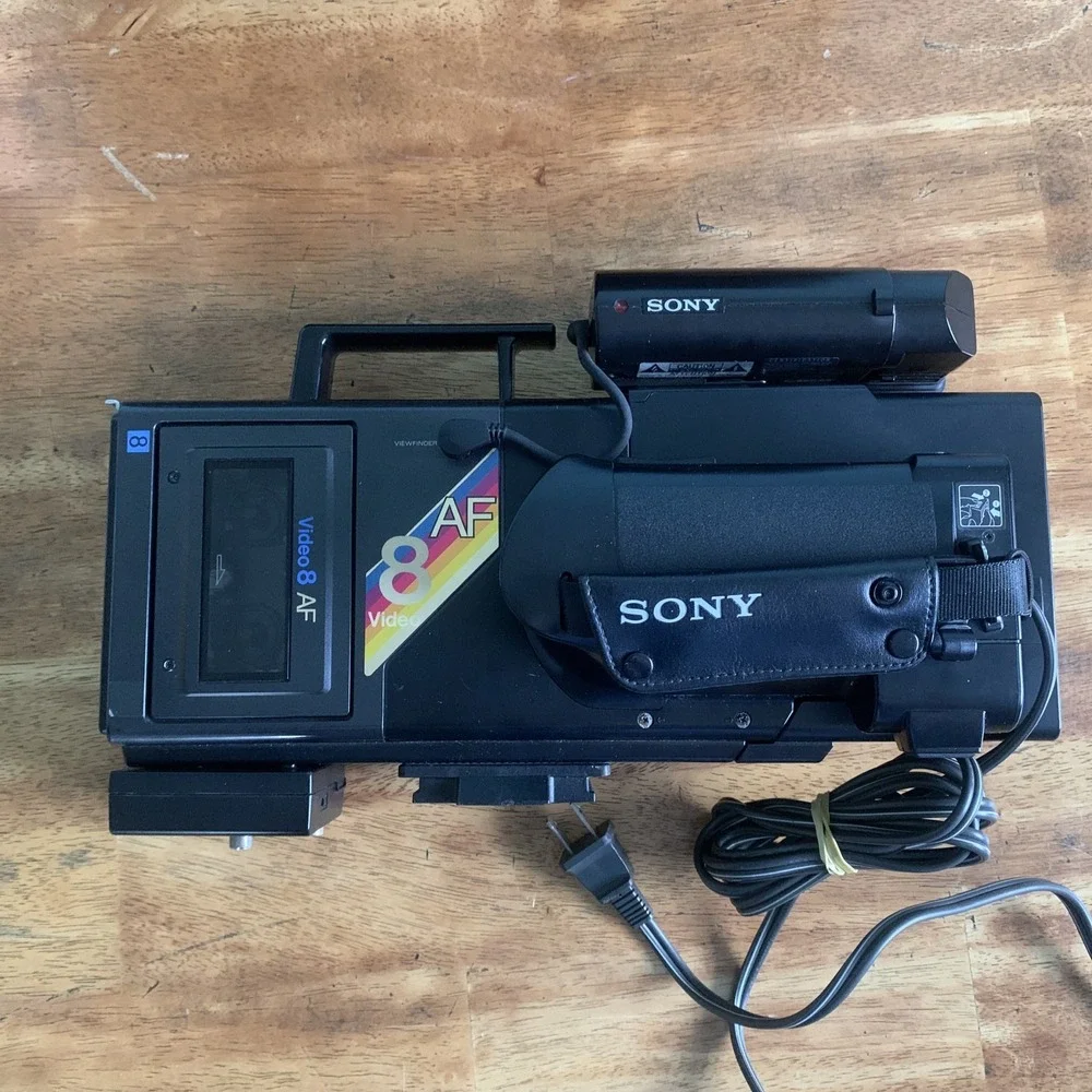SONY CCD-V8AF /AFu Video8 8mm Video Camera Recorder With Accessories READ